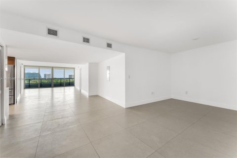 Condo in Bay Harbor Islands, Florida, 2 bedrooms  № 1220762 - photo 2