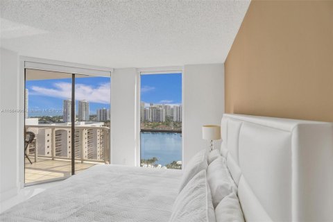 Condo in Aventura, Florida, 2 bedrooms  № 1423070 - photo 16