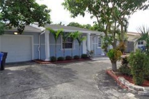 House in North Lauderdale, Florida 3 bedrooms, 131.55 sq.m. № 991730 - photo 13