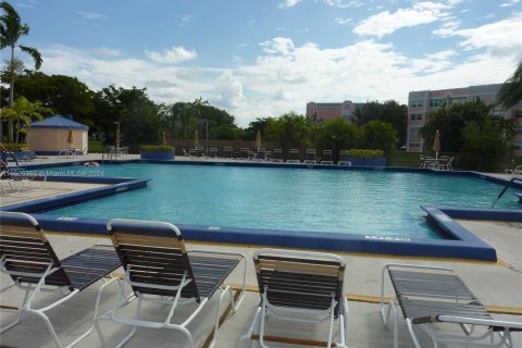 Condo in Sunrise, Florida, 1 bedroom  № 1229388 - photo 2