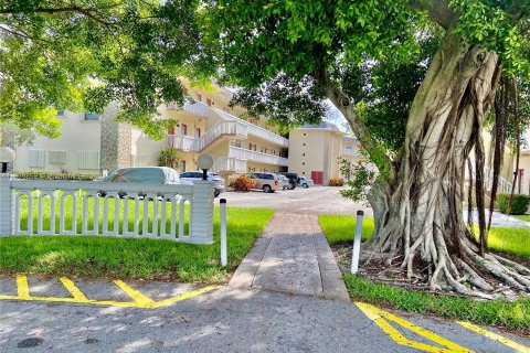 Condo in Lauderhill, Florida, 1 bedroom  № 1232382 - photo 6