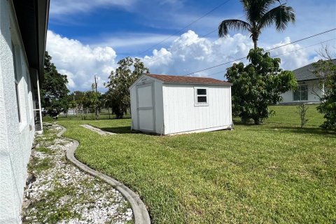 House in Cape Coral, Florida 3 bedrooms, 154.78 sq.m. № 791099 - photo 2
