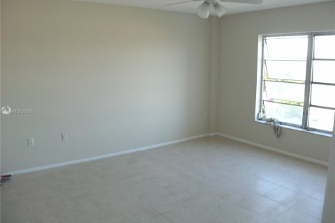 Condominio en venta en Lauderhill, Florida, 1 dormitorio, 72.74 m2 № 1404 - foto 3