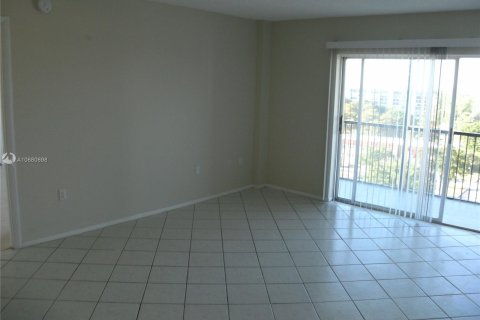 Condominio en venta en Lauderhill, Florida, 1 dormitorio, 72.74 m2 № 1404 - foto 1