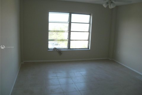Condominio en venta en Lauderhill, Florida, 1 dormitorio, 72.74 m2 № 1404 - foto 2