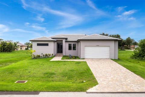 Villa ou maison à vendre à Punta Gorda, Floride: 3 chambres, 198.81 m2 № 1290284 - photo 1