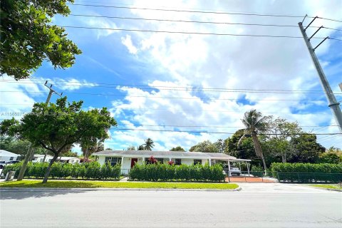 House in North Miami Beach, Florida 3 bedrooms, 137.96 sq.m. № 1101587 - photo 2