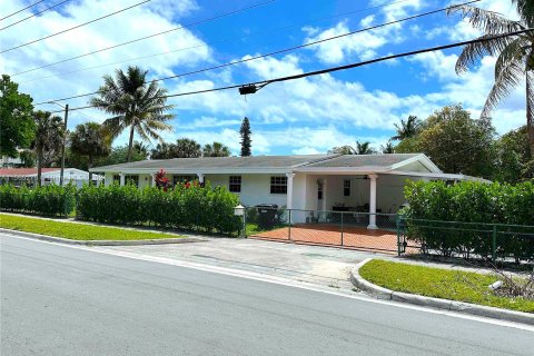 Купить виллу или дом в Норт-Майами-Бич, Флорида 3 спальни, 137.96м2, № 1101587 - фото 1
