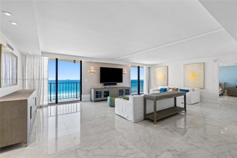 Condo in Miami Beach, Florida, 3 bedrooms  № 1281199 - photo 1