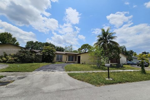 House in Sunrise, Florida 5 bedrooms, 124.49 sq.m. № 1393475 - photo 24