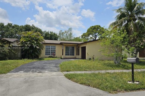 Villa ou maison à vendre à Sunrise, Floride: 5 chambres, 124.49 m2 № 1393475 - photo 1