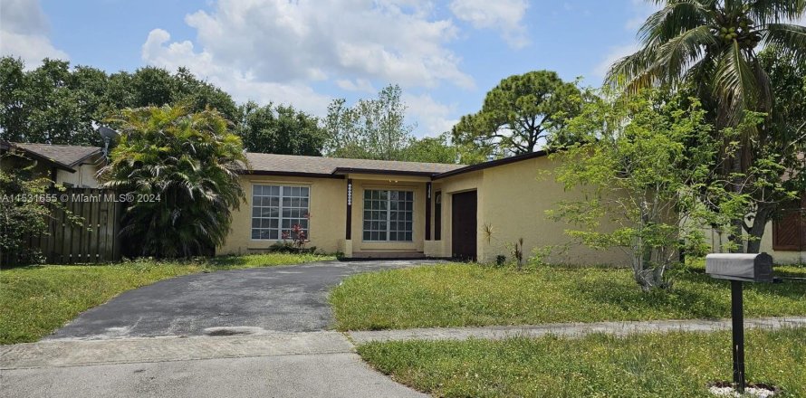 House in Sunrise, Florida 5 bedrooms, 124.49 sq.m. № 1393475