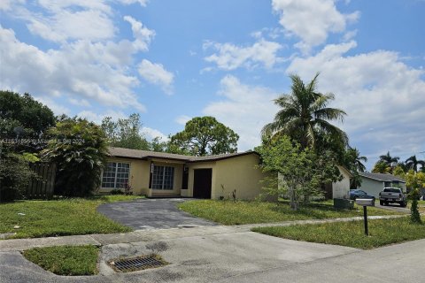 House in Sunrise, Florida 5 bedrooms, 124.49 sq.m. № 1393475 - photo 23