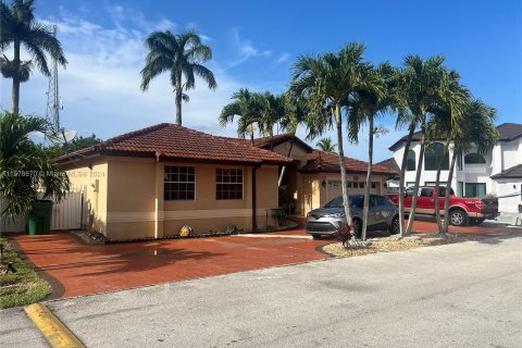 Villa ou maison à vendre à Hialeah, Floride: 4 chambres, 192.68 m2 № 1393477 - photo 2