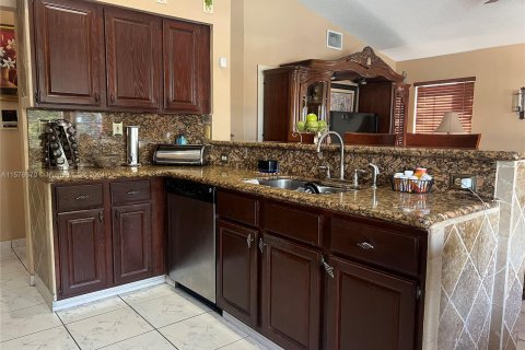 Casa en venta en Hialeah, Florida, 4 dormitorios, 192.68 m2 № 1393477 - foto 5