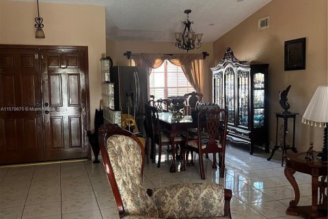 Villa ou maison à vendre à Hialeah, Floride: 4 chambres, 192.68 m2 № 1393477 - photo 12