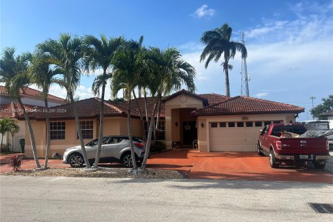 Casa en venta en Hialeah, Florida, 4 dormitorios, 192.68 m2 № 1393477 - foto 1