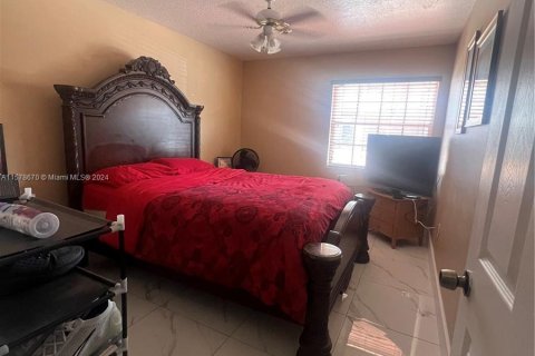 House in Hialeah, Florida 4 bedrooms, 192.68 sq.m. № 1393477 - photo 16