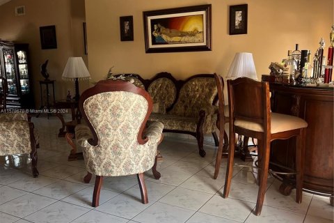 Casa en venta en Hialeah, Florida, 4 dormitorios, 192.68 m2 № 1393477 - foto 11