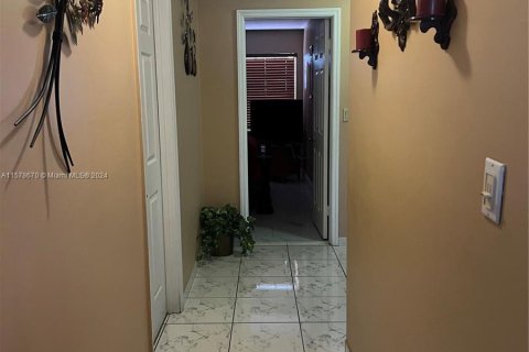 House in Hialeah, Florida 4 bedrooms, 192.68 sq.m. № 1393477 - photo 14