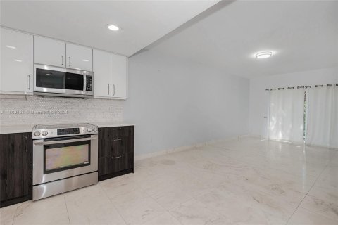 Townhouse in Miami, Florida 2 bedrooms, 111.48 sq.m. № 1393507 - photo 16