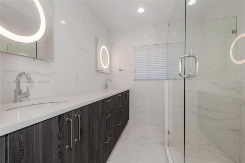 Adosado en venta en Miami, Florida, 2 dormitorios, 111.48 m2 № 1393507 - foto 25