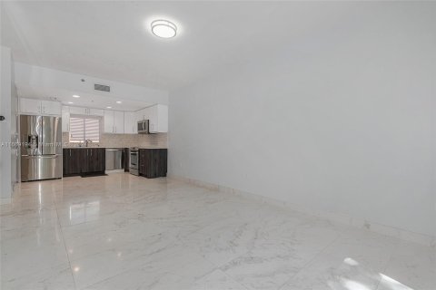 Townhouse in Miami, Florida 2 bedrooms, 111.48 sq.m. № 1393507 - photo 9