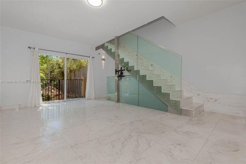 Adosado en venta en Miami, Florida, 2 dormitorios, 111.48 m2 № 1393507 - foto 11