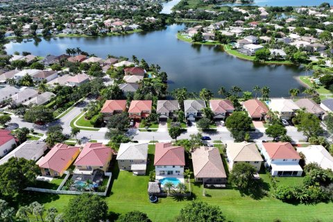 House in Pembroke Pines, Florida 5 bedrooms, 293.2 sq.m. № 1330157 - photo 1