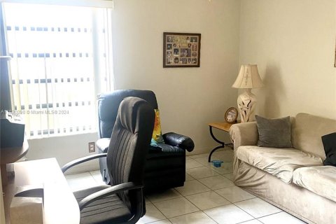 Condo in Lauderhill, Florida, 2 bedrooms  № 1291697 - photo 7