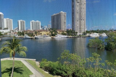 Condominio en venta en Aventura, Florida, 2 dormitorios, 71.72 m2 № 1291676 - foto 2