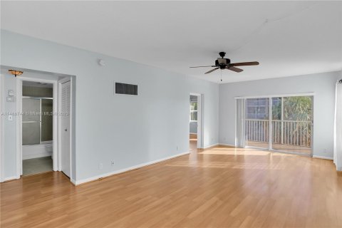 Condo in Lauderdale-by-the-Sea, Florida, 2 bedrooms  № 848035 - photo 13