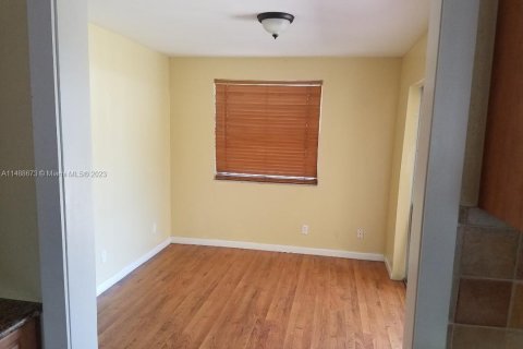 Casa en venta en Palm Springs, Florida, 5 dormitorios, 192.49 m2 № 848045 - foto 3