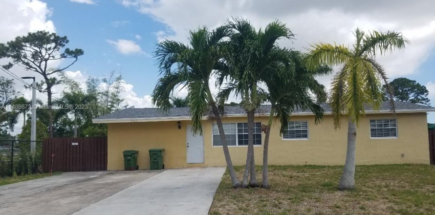 House in Palm Springs, Florida 5 bedrooms, 192.49 sq.m. № 848045