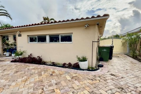 House in North Miami, Florida 4 bedrooms, 224.82 sq.m. № 1328199 - photo 9