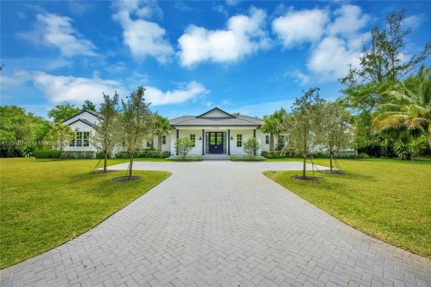 House in Miami, Florida 6 bedrooms, 507.06 sq.m. № 1208340 - photo 1