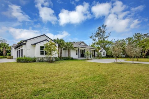 House in Miami, Florida 6 bedrooms, 507.06 sq.m. № 1208340 - photo 2