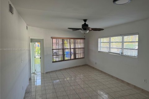 Immobilier commercial à vendre à Miami, Floride: 217.95 m2 № 1328161 - photo 11