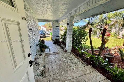 House in Sunrise, Florida 4 bedrooms, 182.09 sq.m. № 1101071 - photo 2