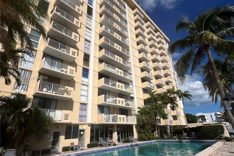 Condominio en alquiler en North Miami, Florida, 1 dormitorio, 67.17 m2 № 1366974 - foto 2