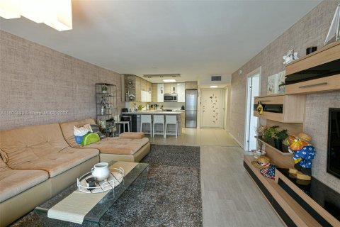 Condominio en venta en Hallandale Beach, Florida, 1 dormitorio, 72.46 m2 № 1226163 - foto 12
