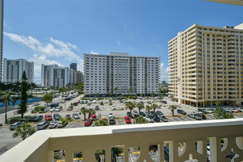 Condominio en venta en Hallandale Beach, Florida, 1 dormitorio, 72.46 m2 № 1226163 - foto 14