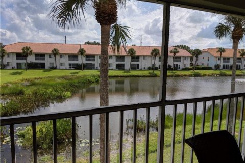 Condo in Sarasota, Florida, 2 bedrooms  № 213087 - photo 2