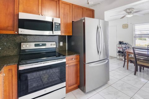 Condo in Pembroke Pines, Florida, 2 bedrooms  № 1182062 - photo 21