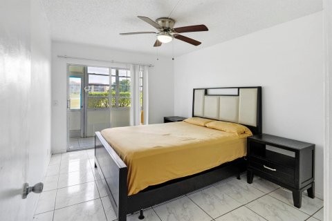 Condo in Pembroke Pines, Florida, 2 bedrooms  № 1182062 - photo 20