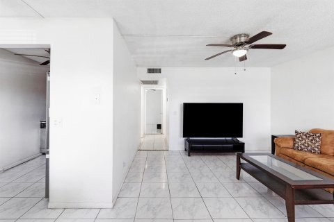 Condo in Pembroke Pines, Florida, 2 bedrooms  № 1182062 - photo 25