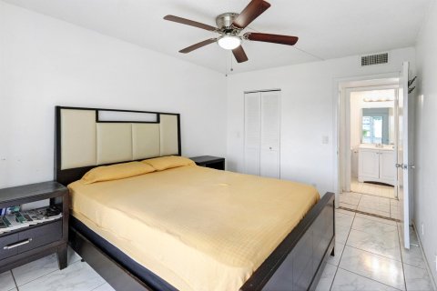 Condo in Pembroke Pines, Florida, 2 bedrooms  № 1182062 - photo 19