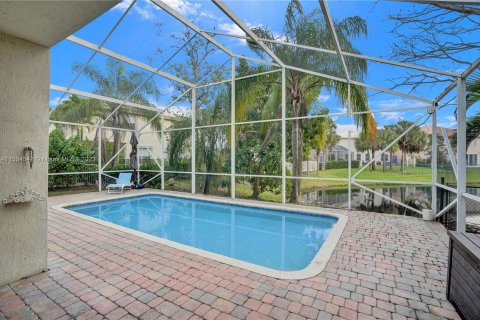 House in Coral Springs, Florida 4 bedrooms, 203.27 sq.m. № 920882 - photo 7
