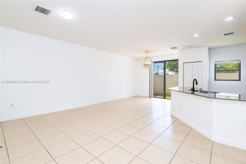 Touwnhouse à louer à Miami, Floride: 3 chambres, 155.24 m2 № 1367372 - photo 5