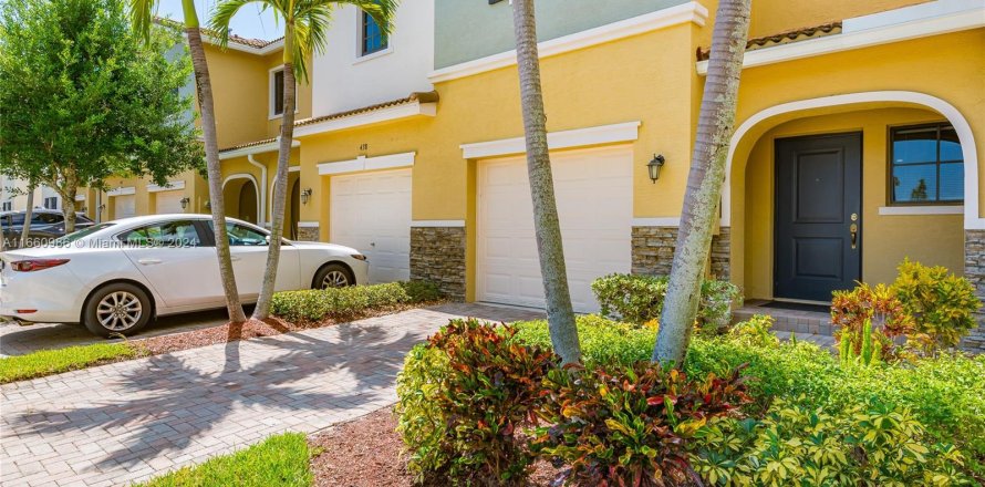 Townhouse in Miami, Florida 3 bedrooms, 155.24 sq.m. № 1367372